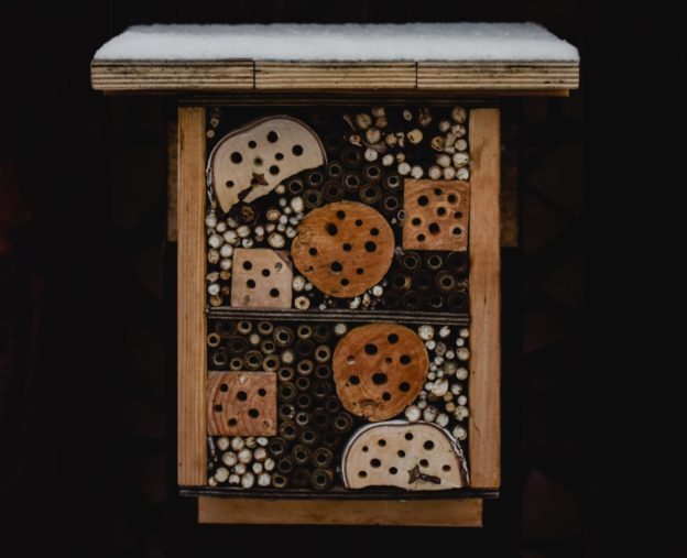 Bienenhaus oder Bienenhotel als Nisthilfe für Wildbienen